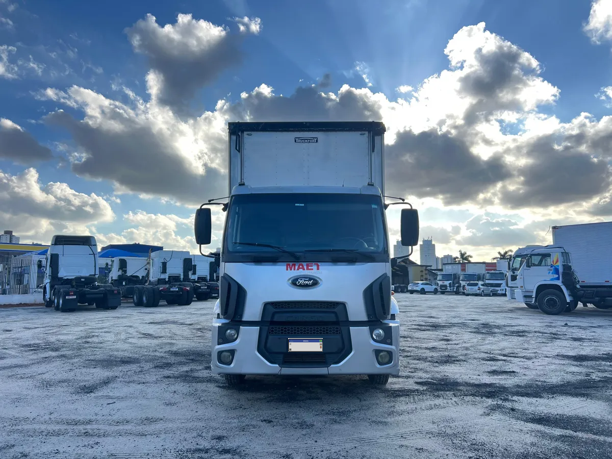 Ford Cargo 1317 – 2012/2012 | Manual | 908.633 km